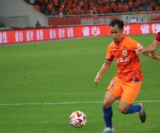 他扒开我的内裤把舌头伸进去