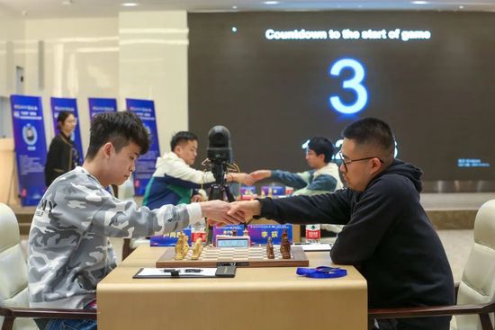 偷偷解开女同桌的内裤摸网站