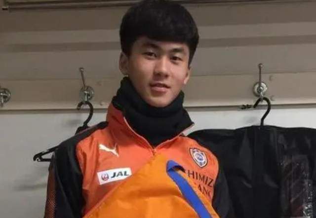 校花坐公交车被挺进h